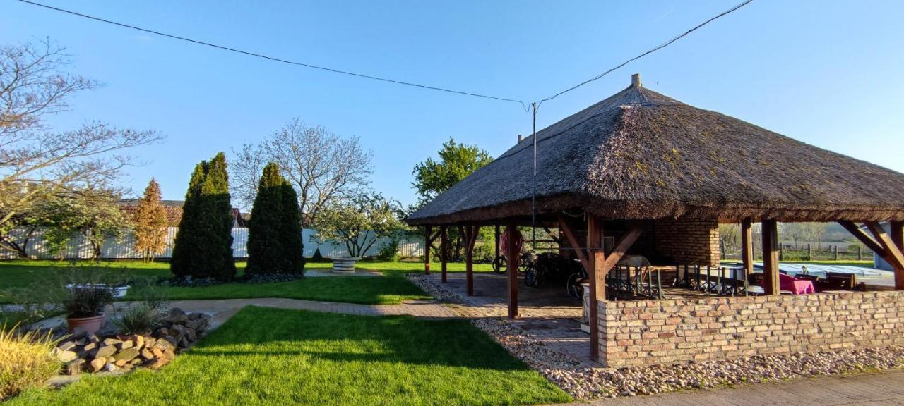 Tiszakanyár Village Garden Family Guest House מראה חיצוני תמונה
